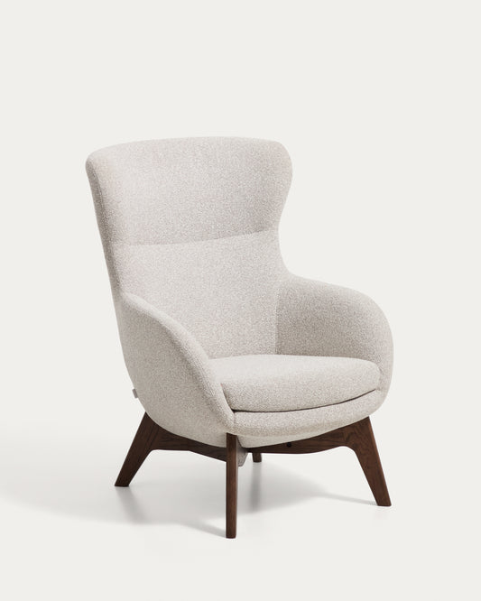 Fauteuil Adiran en chenille épaisse beige avec pieds en bois de chêne finition noyer