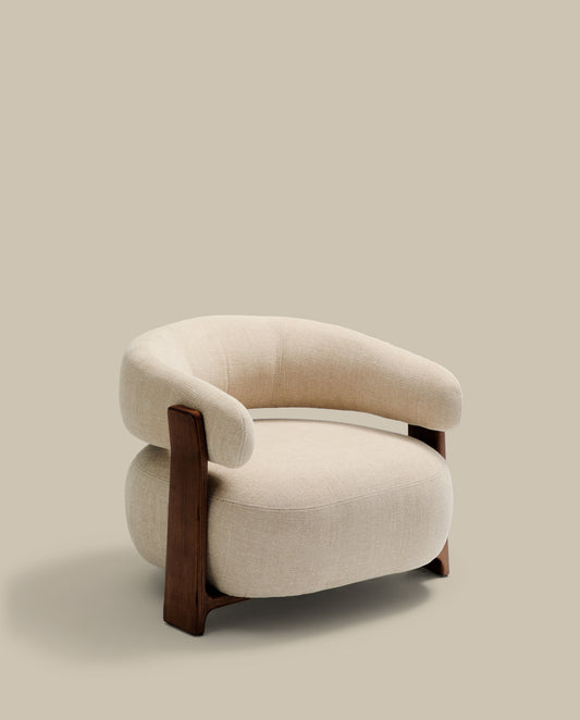Fauteuil Granite version ignifugée en chenille beige et bois de frêne avec finition ton noyer FSC 100 %