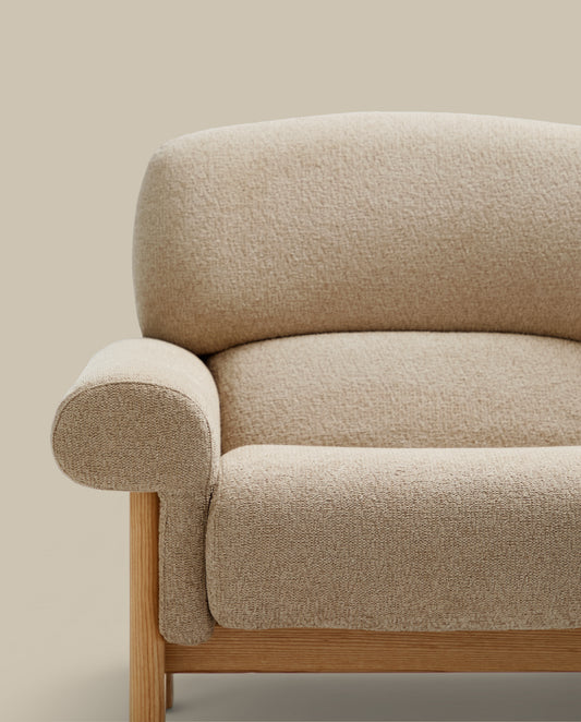 Butaca Nema de chenilla beige y patas de madera maciza de fresno acabado natural FSC 100%