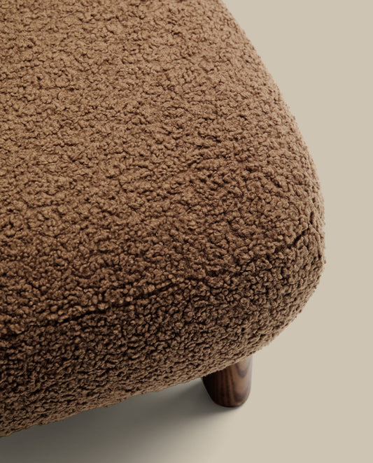 Repose-pieds Nema tissu bouclette taupe pieds en bois frêne finition noyer 65x55,4cm FSC 100%