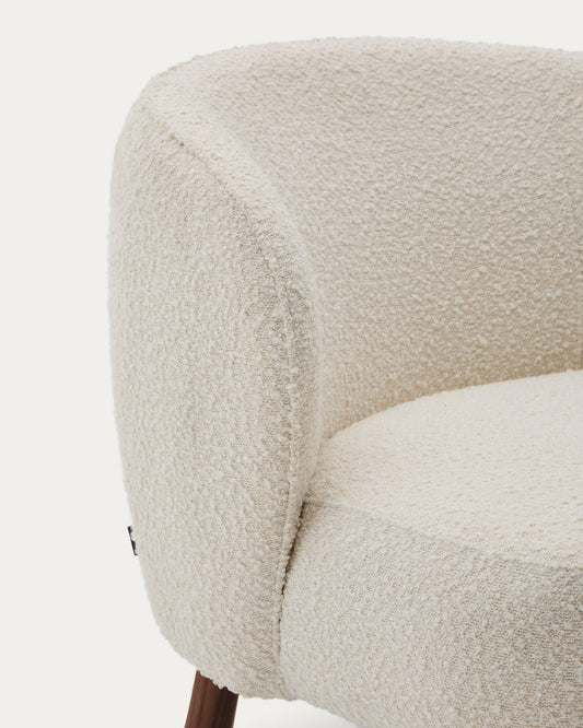 Fauteuil Ulit en bouclette blanche et pieds en bois de frêne finition ton noyer