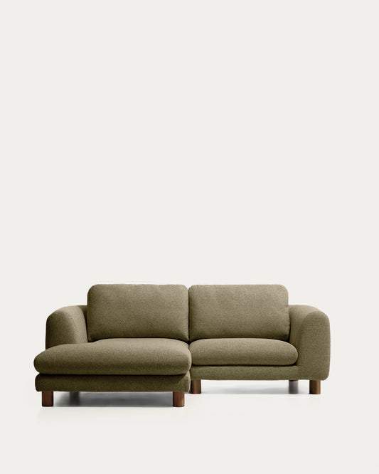 Sofà Vera 3 places amb chaise longue esquerra verd oliva amb potes de fusta massissa de freixe acabat de noguera 232 cm fsc mix credit