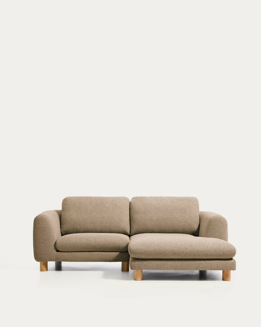 Sofà Vera 3 places amb chaise longue dreta marró clar amb potes de fusta massissa de freixe acabat natural 232 cm fsc mix credit
