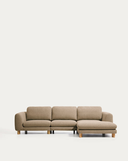 Sofà Vera 4 places amb chaise longue dreta marró clar amb potes de fusta massissa de freixe acabat natural 322 cm fsc mix credit