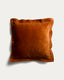 Housse de coussin Ladira en velours avec bordure et détail brodé orange 45 x 45 cm