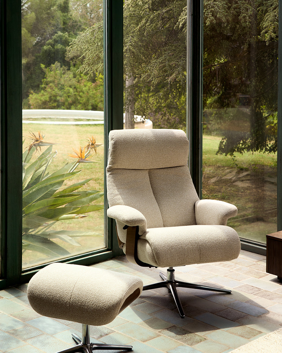 Fauteuil pivotant inclinable avec repose-pieds Toriel en micro-bouclette beige et pieds en aluminium FSC Mix Credit